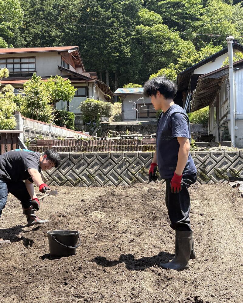 荒地を耕すメンバー